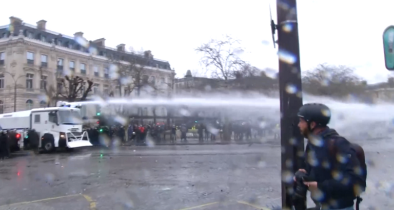 الشرطة الفرنسية تتصدى لمظاهرات السترات الصفراء في باريس