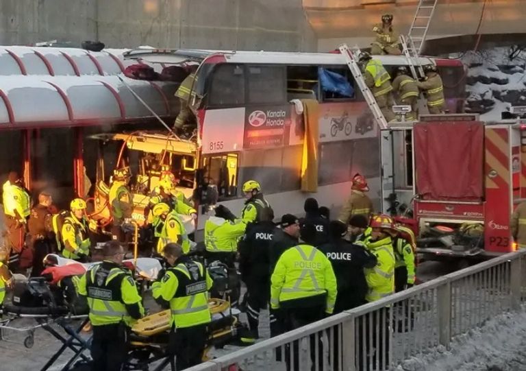 حافلة تقتحم محطة للحافلات في مدينة أوتاوا الكندية