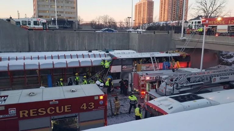 حافلة تقتحم محطة للحافلات في مدينة أوتاوا الكندية