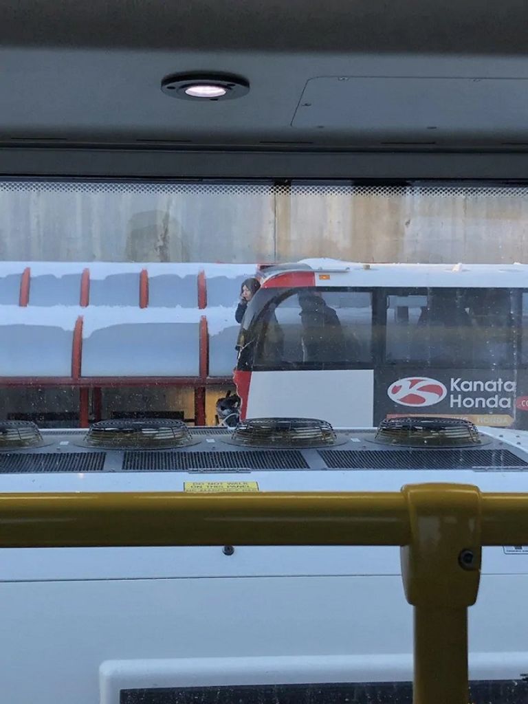 حافلة تقتحم محطة للحافلات في مدينة أوتاوا الكندية