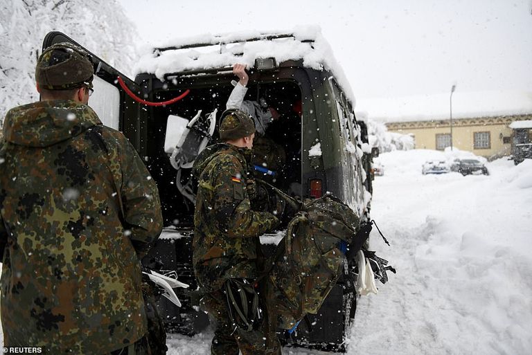 جنود من الجيش الألماني يشاركون في إنقاذ العالقين