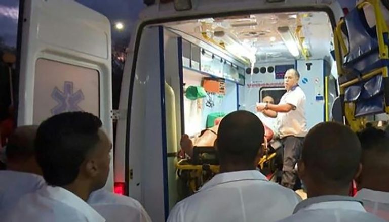 سيارة إسعاف تقل جريحا في الحادث إلى مستشفى جوانتانامو