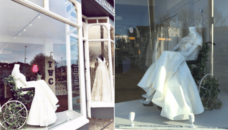 فستان زفاف على كرسي متحرك في واجهة متجر ببريطانيا