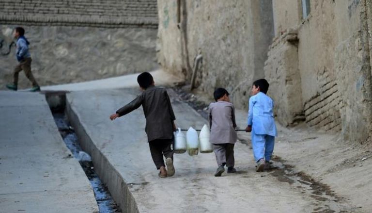 أطفال في كابول يحملون الماء لعائلاتهم