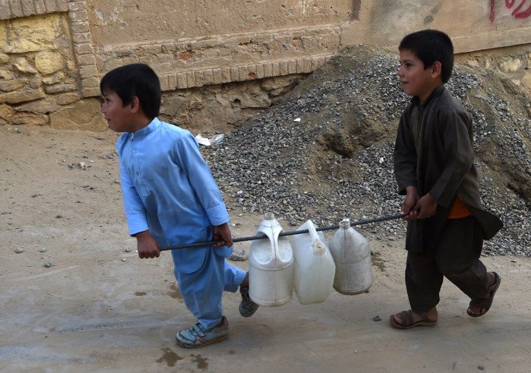 أطفال في كابول يحملون الماء لعائلاتهم