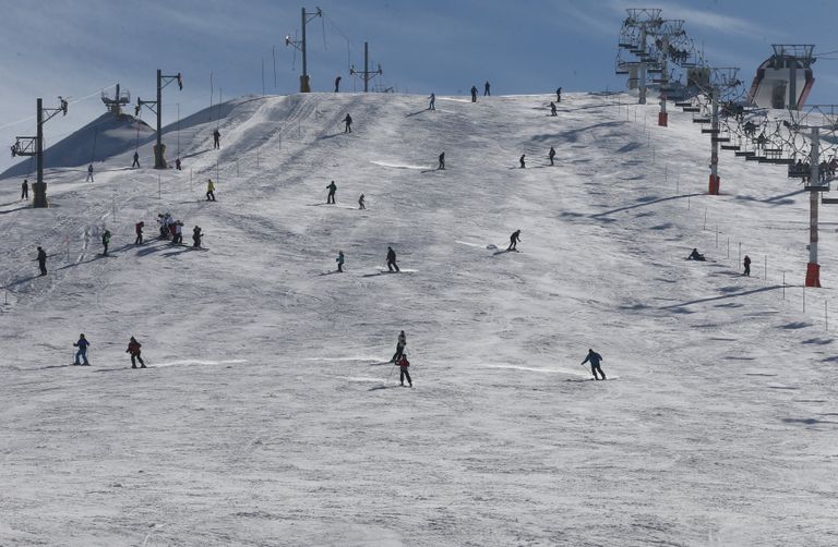 كثيرون في لبنان استغلوا الثلوج لممارسة رياضة التزحلق على الجليد