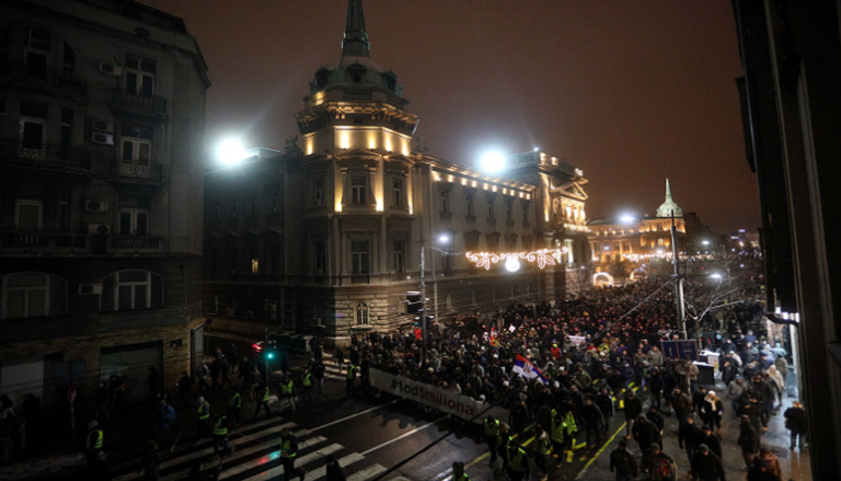المظاهرات في العاصمة الصربية بلجراد - رويترز