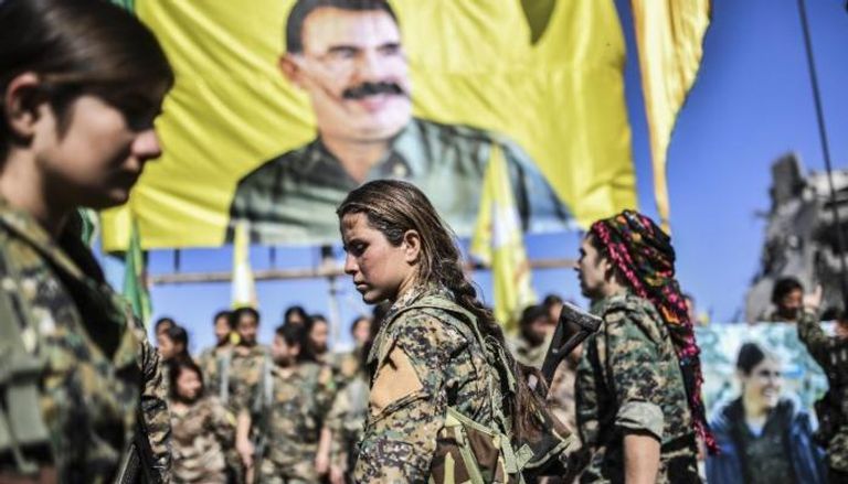 صورة أوجلان في الرقة السورية كرديات يرفعن صورة عبدالله أوجلان- أرشيفية