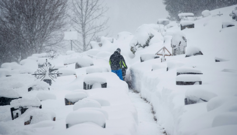 رجل يجرف الثلوج في فورارلبرج في النمسا