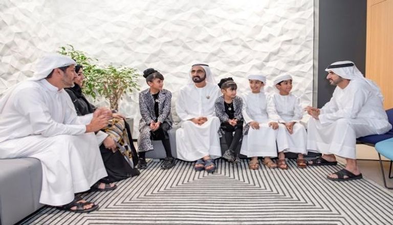الشيخ محمد بن راشد يلتقي أسرة إماراتية اختارت التعليم المنزلي لأبنائها