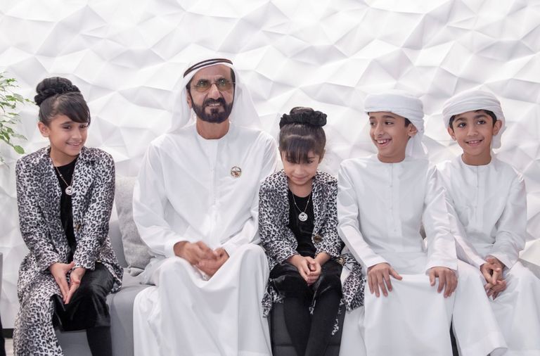 الشيخ محمد بن راشد يلتقي أسرة إماراتية اختارت التعليم المنزلي لأبنائها