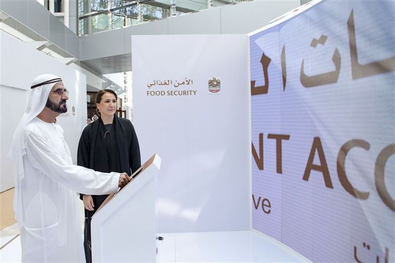 الشيخ محمد بن راشد يطلع على جهود تبني التقنيات الزراعية الحديثة