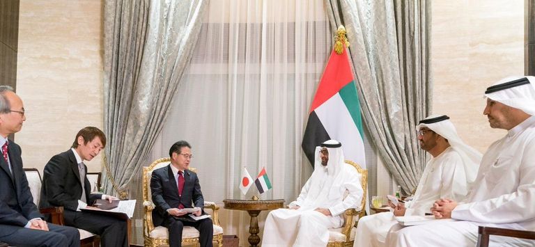 الشيخ محمد بن زايد ووزير الاقتصاد الياباني
