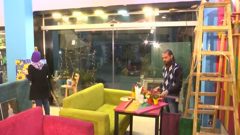 الرسم والغناء ضمن قائمة خدمات مقهى "أرت كافيه" بمصر