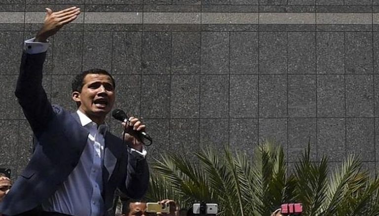 رئيس البرلمان خوان جوايدو  أمام حشد من الشعب في فنزويلا