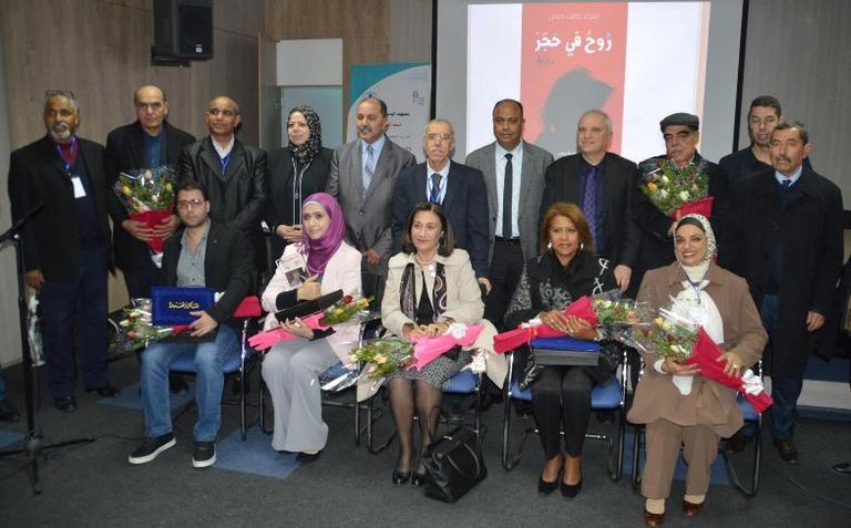 الكاتبة العراقية زهراء طالب خلال تسلُّمها الجائزة