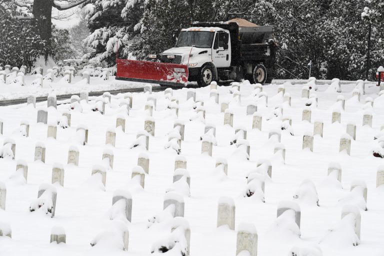 الثلوج تغطي البيت الأبيض في واشنطن