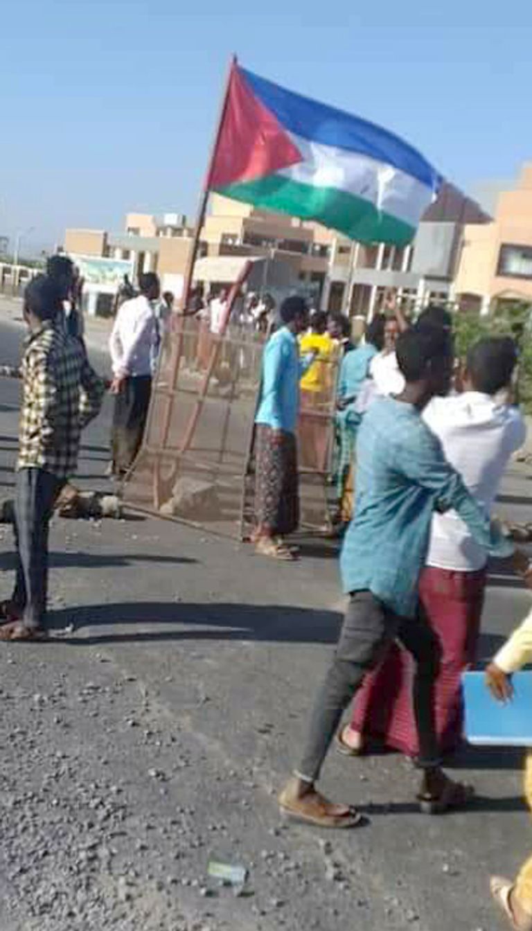 سكان بإقليم عفر يؤدون الصلاة على أحد القتلى جراء الأحداث