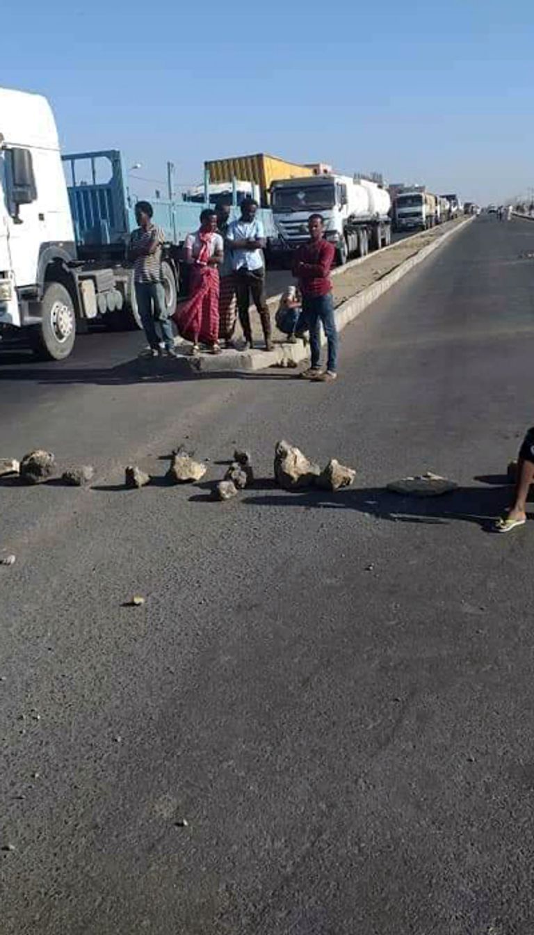 سكان بإقليم عفر يؤدون الصلاة على أحد القتلى جراء الأحداث