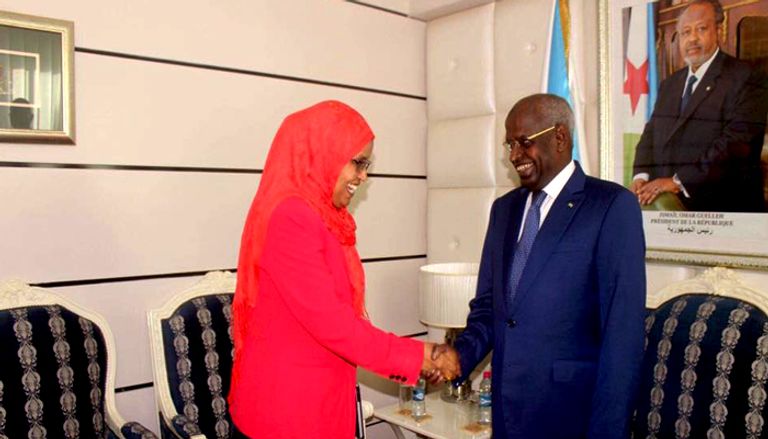 سكان بإقليم عفر يؤدون الصلاة على أحد القتلى جراء الأحداث