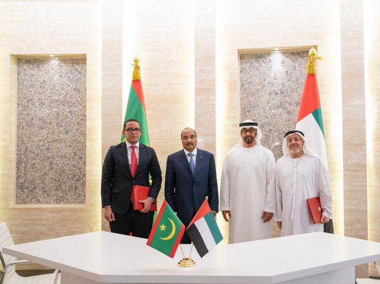 الشيخ محمد بن زايد ورئيس موريتانيا يشهدان توقيع اتفاقية بين البلدين الشيخ محمد بن زايد آل نهيان والرئيس محمد ولد عبدالعزيز- أرشيفية