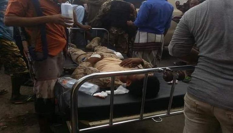 أحد الجنود اليمنيين المصابين جراء الهجوم الحوثي