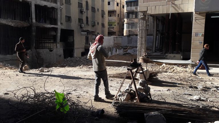 إعادة تدوير مواد البناء في غزة.. صناعة أخرى للحياة