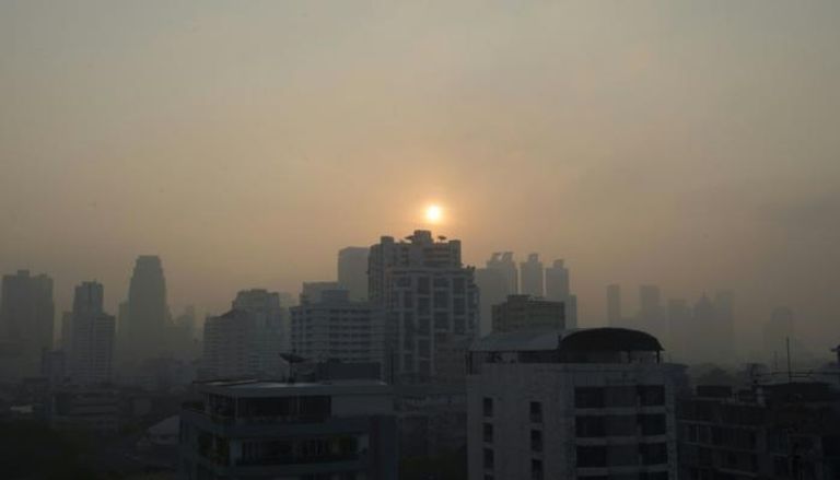 طبقة من الضباب الدخاني تغلف العاصمة التايلاندية بانكوك