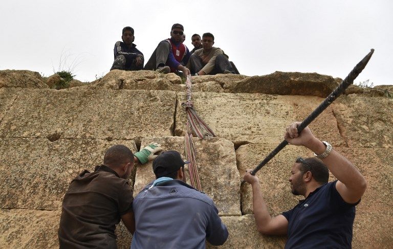 ترميم أهرامات لِجدار في الجزائر