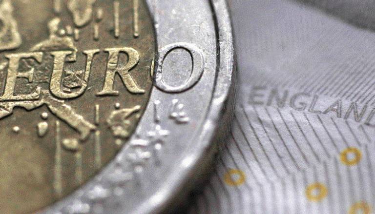 اليورو يتراجع والإسترليني مستقر