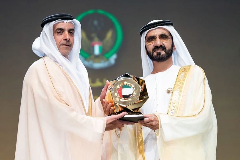 الشيخ محمد بن راشد يكرم الفائزين بجوائز التميز الحكومي