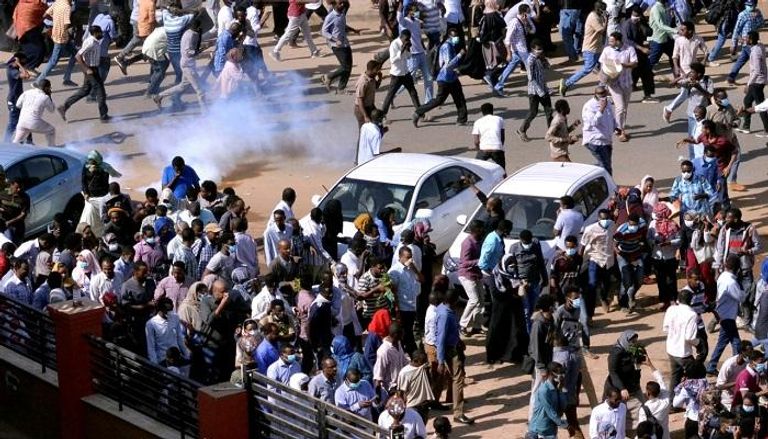 الشرطة تطلق قنابل الغاز على المتظاهرين في السودان