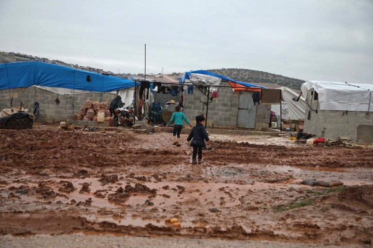 العواصف المتتالية أغرقت مخيمات اللاجئين السوريين بمياه الأمطار