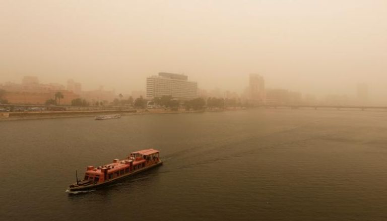 عاصفة محملة بالرمال والأتربة تضرب القاهرة
