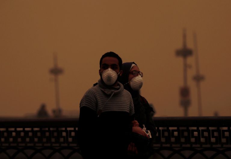 عاصفة محملة بالرمال والأتربة تضرب القاهرة