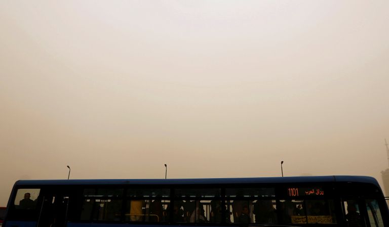 عاصفة محملة بالرمال والأتربة تضرب القاهرة