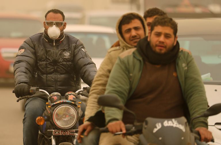 عاصفة محملة بالرمال والأتربة تضرب القاهرة