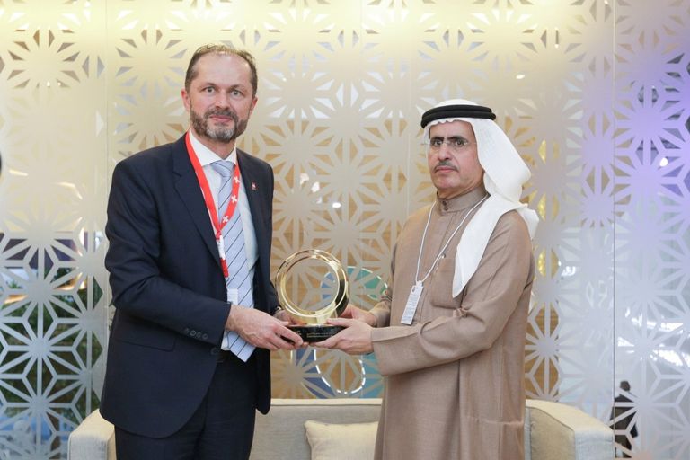 سعيد محمد الطاير العضو المنتدب الرئيس التنفيذي لهيئة كهرباء ومياه دبي، وبينوا ريفاز وزير الدولة للطاقة السويسري