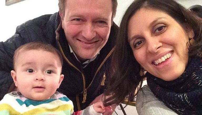 نازانين مع أسرتها حميد نجاد سفير إيران لدى لندن - أرشيفية