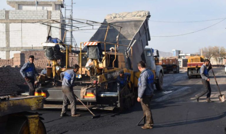 مشروع لرصف أحد الطرق في إيران - أرشيفية