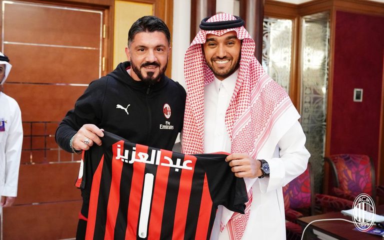 صورة تذكارية لميلان في جدة