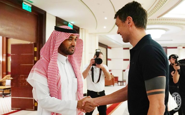 صورة تذكارية لميلان في جدة