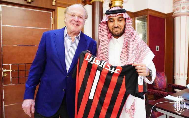 صورة تذكارية لميلان في جدة