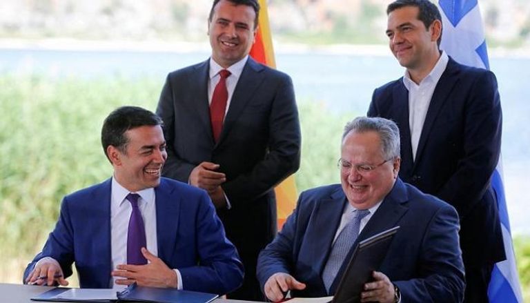 لحظة توقيع الاتفاقية بين رئيسي وزراء مقدونيا واليونان