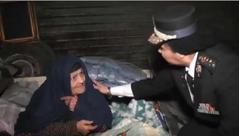العجوز تحدث إلى إحدى ضابطات وزارة الداخلية المصرية 