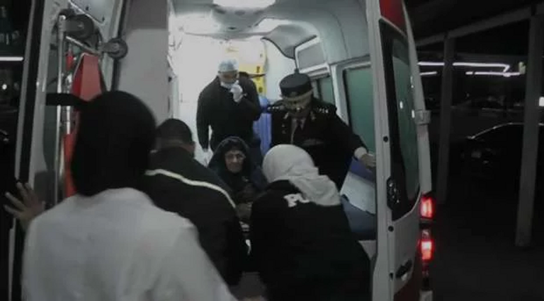 العجوز تحدث إلى إحدى ضابطات وزارة الداخلية المصرية