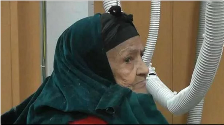 العجوز تحدث إلى إحدى ضابطات وزارة الداخلية المصرية