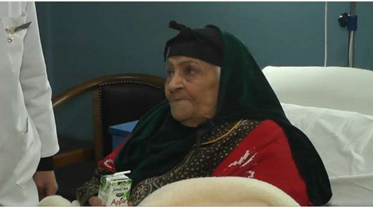 العجوز تحدث إلى إحدى ضابطات وزارة الداخلية المصرية