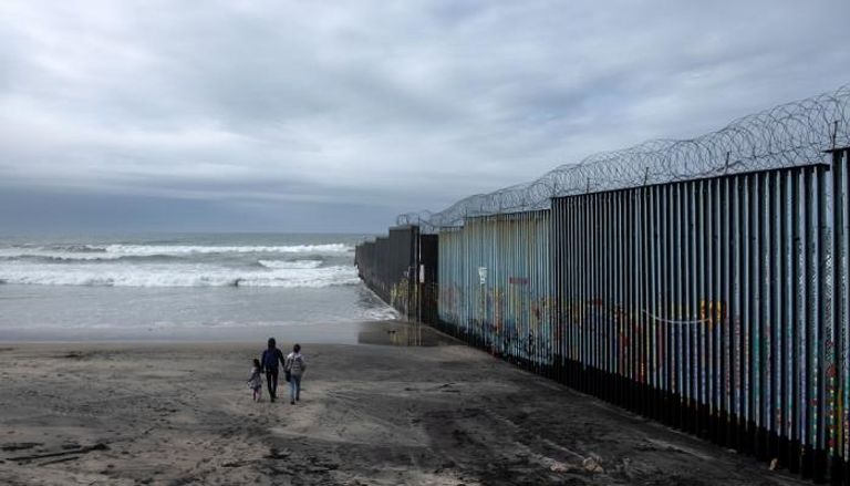  السياج الحدودي بين الولايات المتحدة والمكسيك 