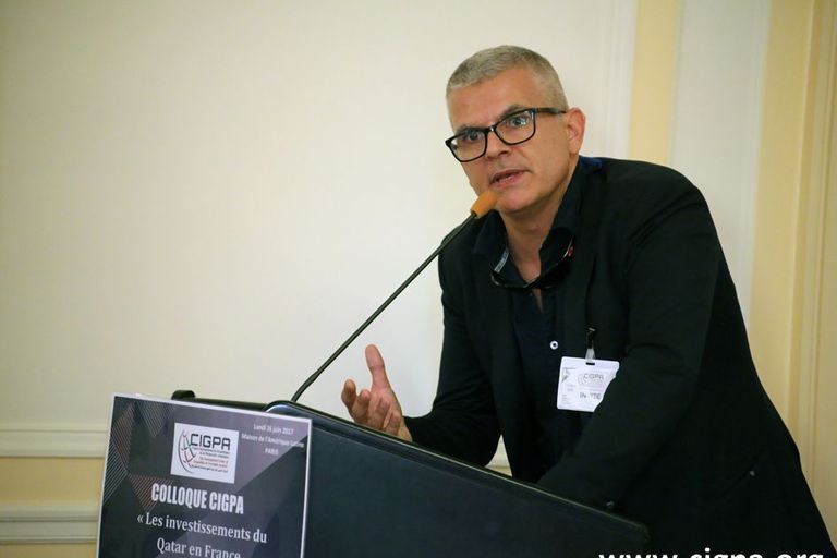 الكاتب الفرنسي إيمانويل رزافي خلال منتدى حول الاستثمارات القطرية في فرنسا الرئيس الفرنسي إيمانويل ماكرون وتميم بن حمد - أرشيفية